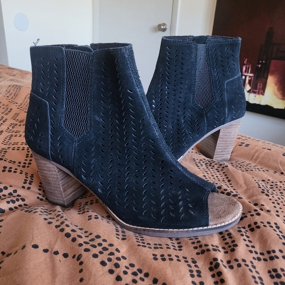 EUC TOMS Majorca Black Suede Cutout Peeptoe Bootie Women 10 - Picture 2 of 12